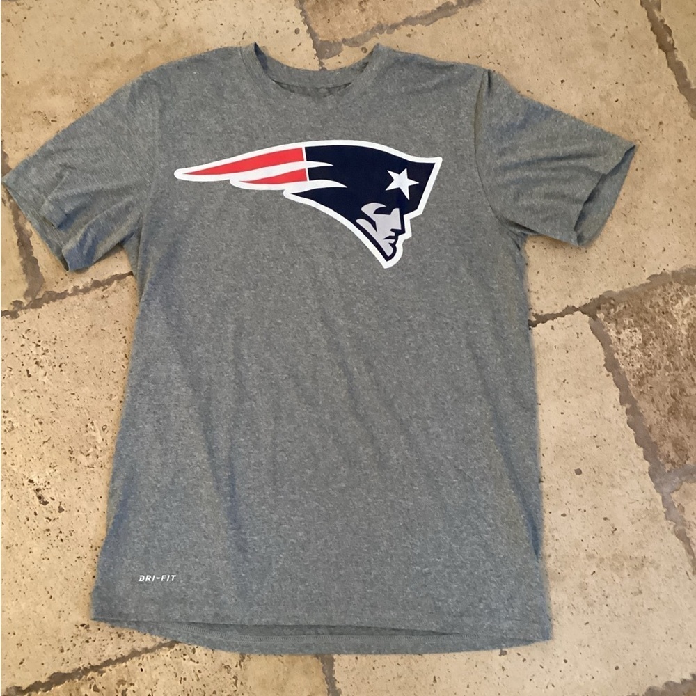 NFL Nike Patriots Dri-Fit T-Shirt M Gray Flying Elvis Logo Tee Men’s
H6